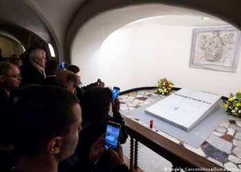 Tumba de Benedicto XVI abre a visitantes en la cripta vaticana