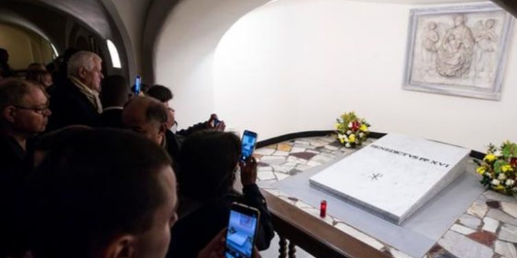 Tumba de Benedicto XVI abre a visitantes en la cripta vaticana