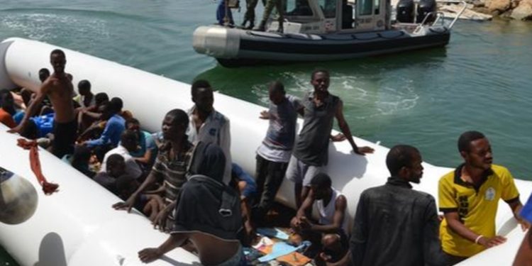 Túnez rescata a 178 migrantes que intentaban cruzar el Mediterráneo