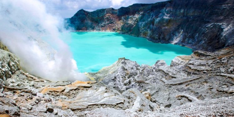 Turista muere tras caer en el cráter de un volcán en Indonesia mientras se tomaba fotos