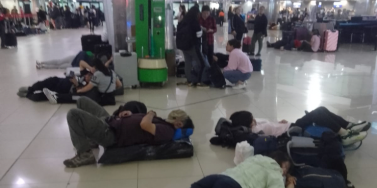 Turistas atrapados en el Aeropuerto Internacional La Aurora debido a manifestaciones y bloqueos