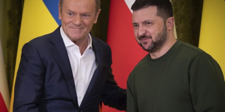 Ucrania comprará armas a Polonia a crédito, anuncia Zelenski