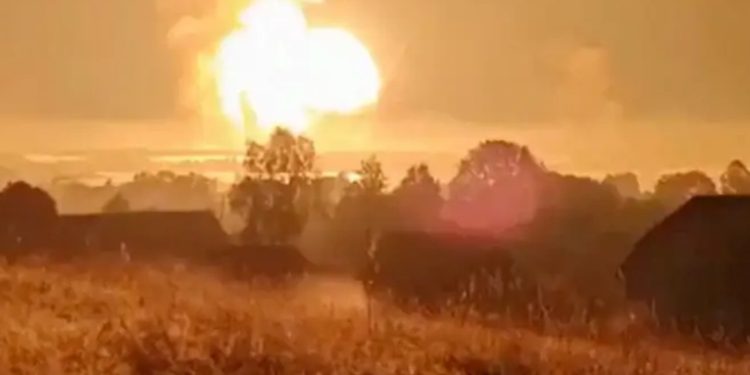 Ucrania da golpe y destruye enorme depósito de armas ruso