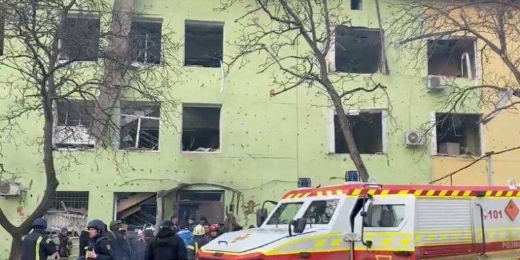 Ucrania denuncia que Rusia ha bombardeado un hospital infantil en Mariúpol