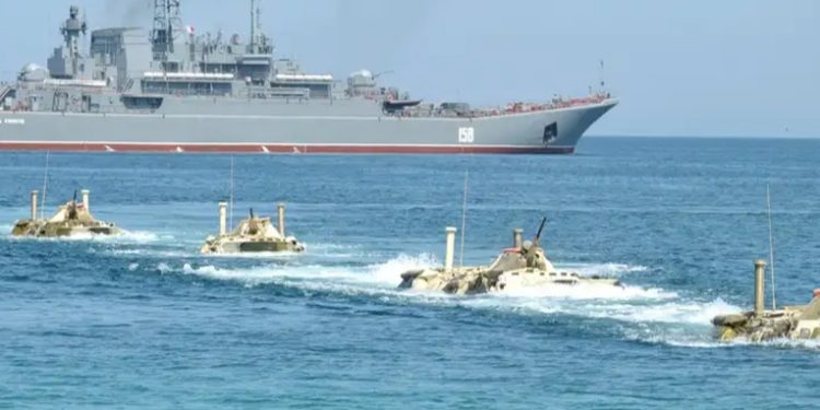 Ucrania dice haber destruido buque de guerra ruso