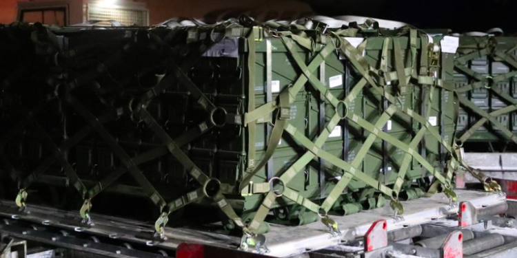 Ucrania recibe más de 90 toneladas de armamentos en su primer lote del