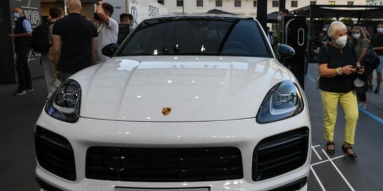 UE compra por primera vez más vehículos híbridos que automóviles diésel