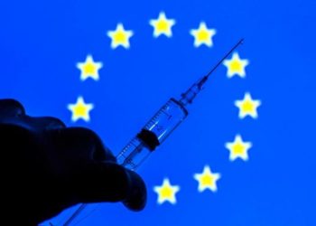 UE llega a 70% de adultos vacunados contra covid-19
