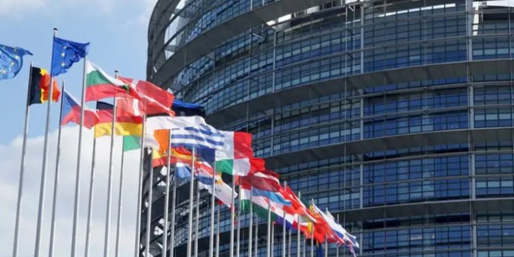 UE pausa por tres meses medidas de represalia contra EE. UU.