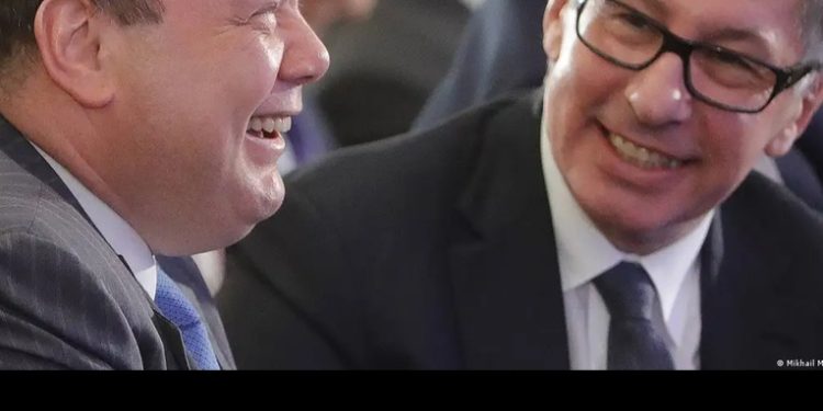 UE retira sanciones contra dos empresarios rusos