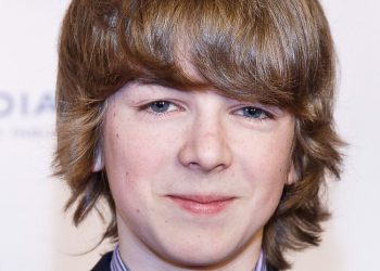 Un actor de la serie 'Riverdale' es condenado a cadena perpetua por matar a su madre