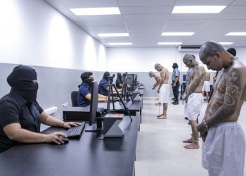Un admirador de Bukele viaja a El Salvador y termina detenido por un tatuaje en el pecho