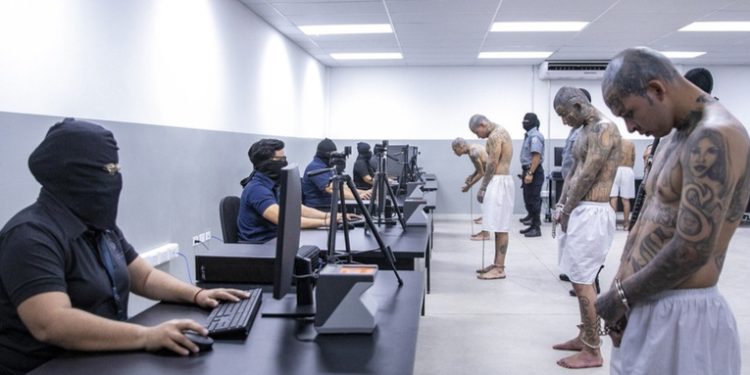 Un admirador de Bukele viaja a El Salvador y termina detenido por un tatuaje en el pecho