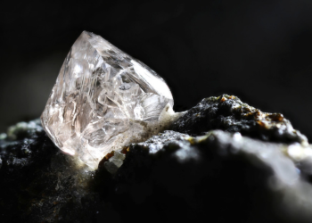 Un agricultor indio se vuelve rico tras desenterrar un diamante de 13 quilates