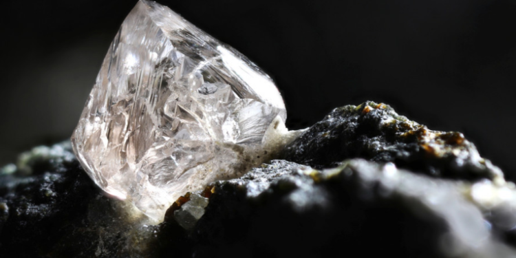 Un agricultor indio se vuelve rico tras desenterrar un diamante de 13 quilates