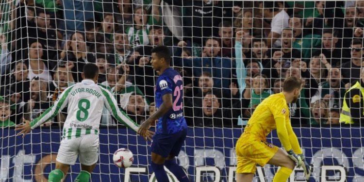 Un autogol de Giménez da el triunfo al Betis y ahonda la crisis del Atlético de Madrid
