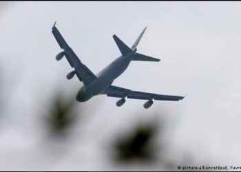 Un avión aterriza de emergencia en China tras agrietarse cristal de la cabina