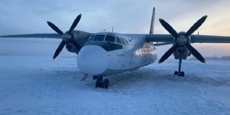 Un avión de pasajeros aterriza sobre un río congelado en Rusia