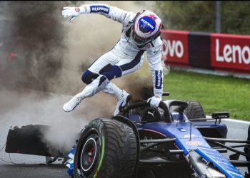 Un bólido de Fórmula 1 sufre un terrible accidente y se incendia en plena carrera