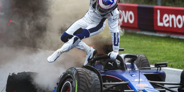 Un bólido de Fórmula 1 sufre un terrible accidente y se incendia en plena carrera