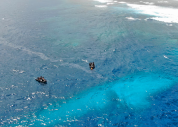 Un buque militar se hunde tras dejar encendido el piloto automático por error