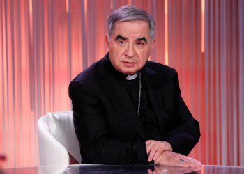 Un cardenal condenado por corrupción exige entrar en el cónclave para elegir al papa