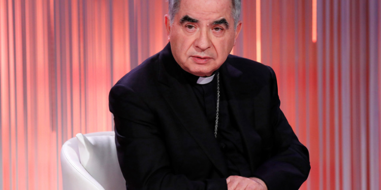 Un cardenal condenado por corrupción exige entrar en el cónclave para elegir al papa