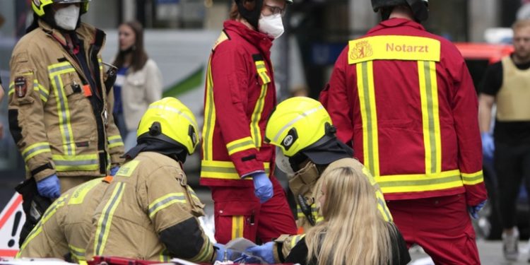 Un coche embiste una multitud cerca de una iglesia en Berlí­n