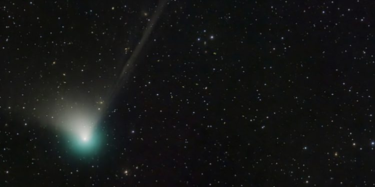 Un cometa verde y Marte aparecerán uno junto a otro el fin de semana: Â¿cómo verlos?
