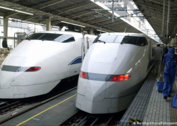 Un conductor de tren bala japonés es sancionado por dejar los controles para ir al baño