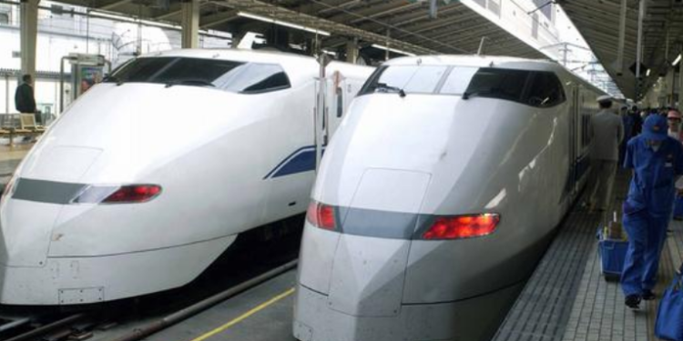 Un conductor de tren bala japonés es sancionado por dejar los controles para ir al baño