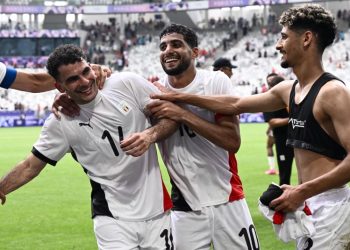 Un doblete de Adel arrebata el liderato a España