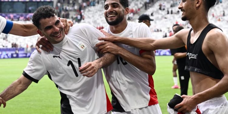 Un doblete de Adel arrebata el liderato a España