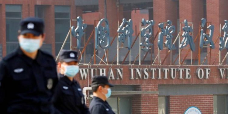 Un estudio de EE.UU. concluyó que el coronavirus pudo salir de un laboratorio de Wuhan y China responde