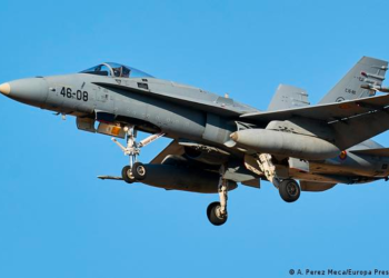 Un F-18 del Ejército español se estrella durante una exhibición