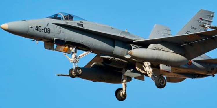 Un F-18 del Ejército español se estrella durante una exhibición