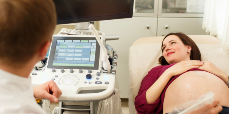 Un ginecólogo usó su propio esperma en tratamientos de fertilidad sin que las mujeres lo supieran y concibió al menos 21 hijos