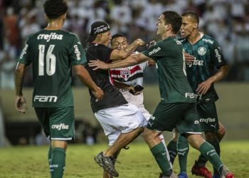 Un hincha invade la cancha para agredir a un futbolista del equipo rival en Brasil y encuentran un cuchillo en el césped
