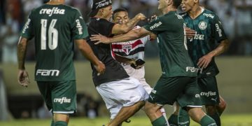 Un hincha invade la cancha para agredir a un futbolista del equipo rival en Brasil y encuentran un cuchillo en el césped