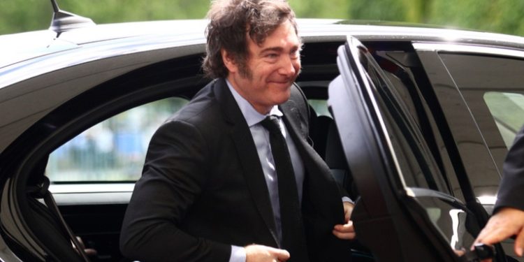 Un hito histórico: Milei celebra Ley Bases en medio de graves desafíos económicos