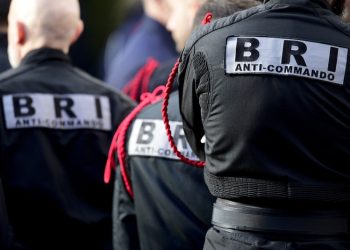 Un hombre armado con un cuchillo toma como rehenes a dos mujeres en Parí­s