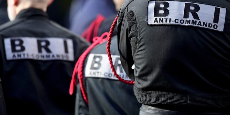 Un hombre armado con un cuchillo toma como rehenes a dos mujeres en París