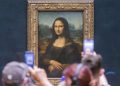 Un hombre lanza un pedazo de pastel a la 'Mona Lisa' en el Louvre (VIDEO)