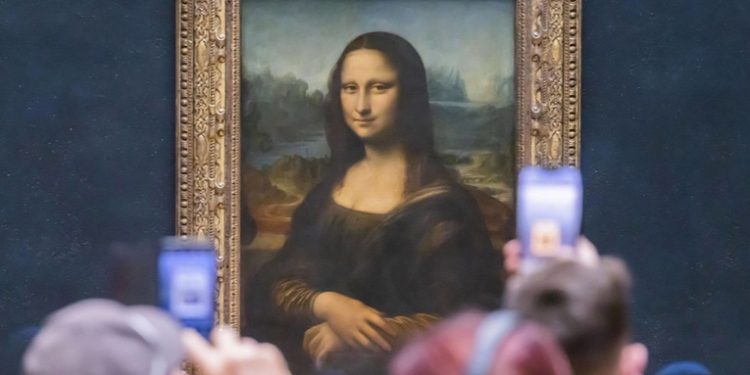 Un hombre lanza un pedazo de pastel a la 'Mona Lisa' en el Louvre (VIDEO)