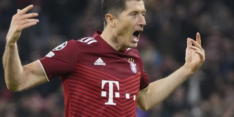 Un hombre roba a Robert Lewandowski en Barcelona