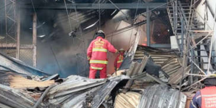 Un incendio de gran magnitud se registra en un depósito del Ministerio de Salud en Caracas
