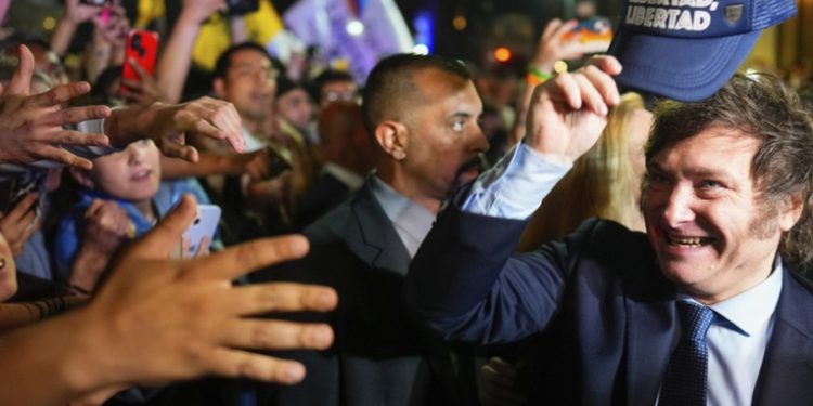 Un informe indica que las propuestas de Milei son un copiar-pegar de Menem, Macri y la dictadura