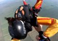 Un instructor salva en caída libre a una paracaidista que no podía abrir su paracaídas