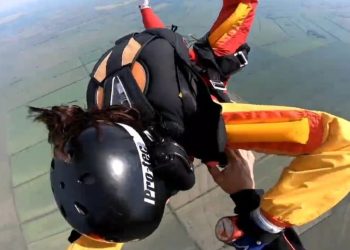 Un instructor salva en caída libre a una paracaidista que no podía abrir su paracaídas