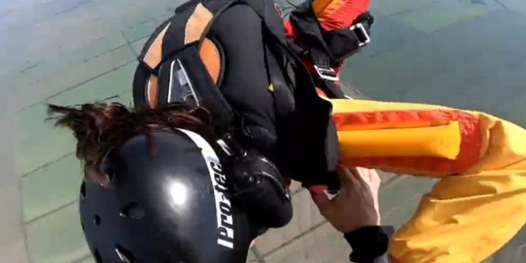 Un instructor salva en caída libre a una paracaidista que no podía abrir su paracaídas